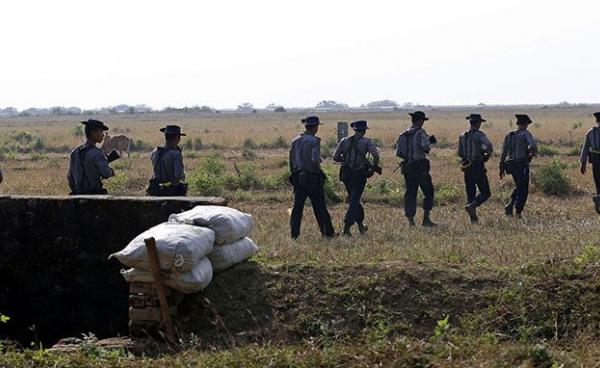 Myanmar police patrol near Koe Tan Kauk Border Guard Police post around the villages near the Maungdaw town of Bangladesh-Myanmar border, Rakhine State, western Myanmar, 22 December 2016. Photo: Nyein Chan Naing/EPA