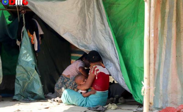 အစိုးရသည် ကိုရိုနာဗိုင်းရပ်စ်နှင့်ပတ်သက်သည့် ရှောင်ရန်၊ဆောင်ရန် သတင်းအချက်အလက်များကို အင်တာနက်၊ တီဗွီများက အဓိကထုတ်ပြန်ပေးနေသည်။ (ဓာတ်ပုံ - မြတ်ဆွေ)