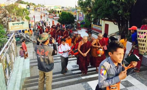 ကျိုက်ထီးရိုးရင်ပြင်ပေါ် သံဃာတော်အချို့တွေ့ရစဉ် (Facebook)