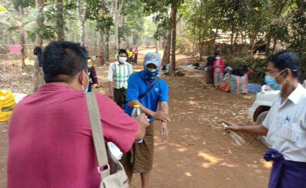 ဘုရားသုံးဆူမြို့ခံများက ထမင်းဗူးနှင့် ရေသန့်များလှူဒါန်းစဉ် (အောင်စိုး)