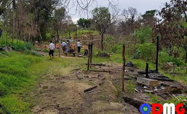 ၂၀၁၇ အကြမ်းဖက်မှု ဖြစ်စဉ်တွင် နေအိမ်များ မီးရှိုခံထားရသည်ကို တွေ့ရစဉ်။