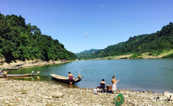 ပလက်ဝမြို့နယ်အတွင်းက ကုလားတန်မြစ်ကမ်းဘေးမှာ ရေချိုးေနသော ဒေသခံတချို့ / ဓာတ်ပုံ - Chit Min Tun