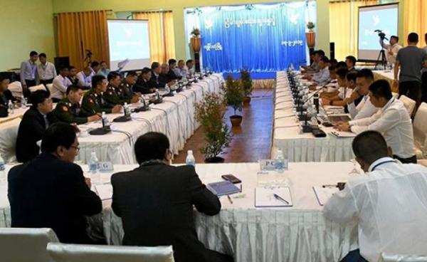 ပုံ - NRPC (fb)  အစိုးရ ကိုယ်စားလှယ်အဖွဲ့နှင့် မြောက်ပိုင်းလေးဖွဲ့မှ ကိုယ်စားလှယ်များ ၂၀၁၉ ခုနှစ်၊ စက်တင်ဘာ ၁၇ ရက်က ကျိုင်းတုံမြို့မှာ Bilateral စာချုပ်ကိစ္စ ဆွေးနွေးနေကြစဉ်