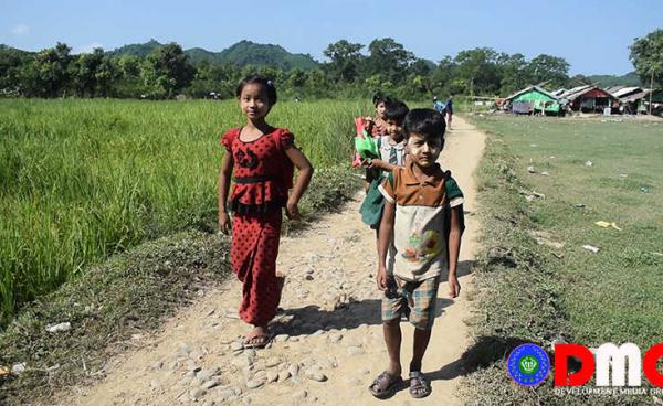 စင်းဘောကိုင်း စစ်ရှောင်စခန်းမှ ကျောင်တက်ရန်သွားနေသည့် မူလတန်းကလေးများ။ ဓာတ်ပုံ - စိမ်းကိုကို