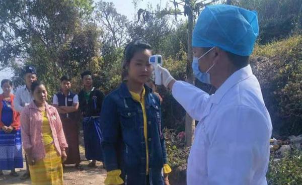 ပုံစာအညွှန်းများ - မြန်မာနိုင်ငံသို့ ပြန်ပို့မည့် တရုတ်နိုင်ငံရောက် မြန်မာအလုပ်သမားများကို ကျန်းမာရေးစစ်နေစဉ်(ပုံ-မင်းချမ်းမြေ့)