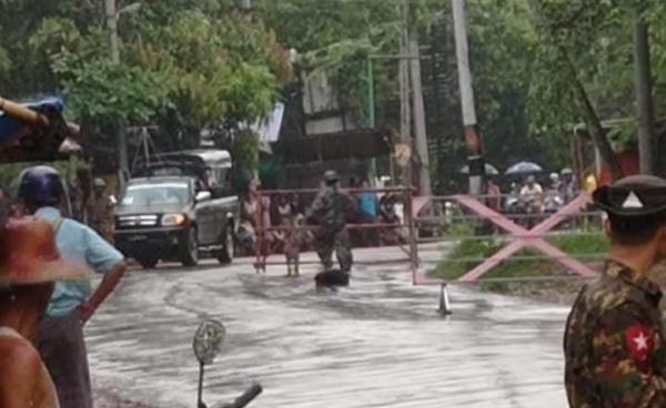 ပုံစာ - ဓါတ်ပုံဟောင်း (အနောက်တောင်တိုင်း စစ်ဌာနချုပ် ဂိတ်ဝအနီး အမှတ် ၉ ပညာရေး တပ်ရင်းရှေ့ ဗုံးထိတ်လန့်မှု ဖြစ်ခဲ့စဉ်က မြင်ကွင်း)