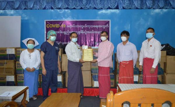 Covid-19 လူနာများအတွက် မော်လမြိုင် ဆေးရုံအုပ်ကြီးသို့ မွန်ပြည်သစ်ပါတီက ကျပ်နှစ်ရာတစ်ဆယ့်နှစ်သိန်းတန်ဖိုးရှိ ဆေးဝါးအကူပစ္စည်းများလှူဒါန်းစဉ် (NMSP)