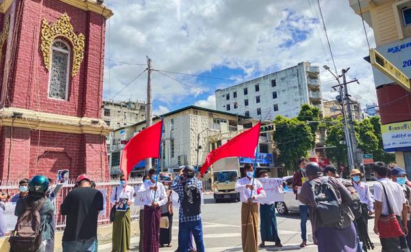 မန္တလေးတွင်ဆန္ဒဖော်ထုတ်ခဲ့သည့် ကျောင်းသားများအားတွေ့ရစဉ်။