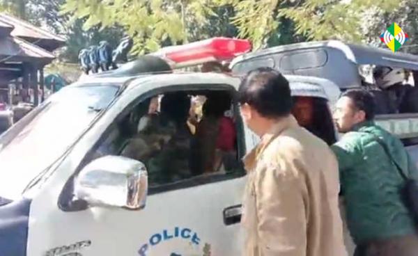 ဆရာ ၂ ဦးကို အကျဉ်းထောင်သို့ခေါ်ဆောင်သွားစဉ်