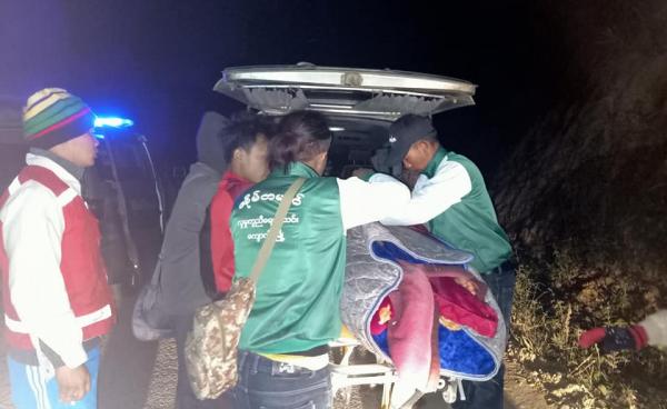 Photo by အဘမ်း/ မိုင်းနင်းမိသူသွားရောက်ကယ်ဆယ်သည့် ပုံ