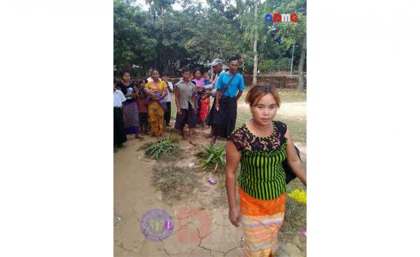 photo: စည်တောင်ကျေးရွာသို့ ထွက်ပြေးလာသည့် ကံပြင်ကျေးရွာသားများအား တွေ့ရစဉ်။ ဓာတ်ပုံ - ချလူးအောင်