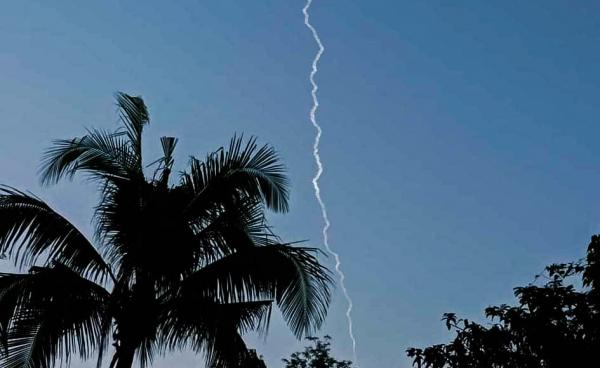 ရခိုင်ပင်လယ်ပြင်သို့ ၂၀၂၁ခုနှစ် နိုဝင်ဘာ ၂၃ရက်နေ့က တရုတ်အာကာသလွန်းပျံယာဉ်မှ မလိုအပ်သော အစိတ်ပိုင်းတစ်ခု ကျရောက်စဉ် မြင်တွေ့ရပုံ။