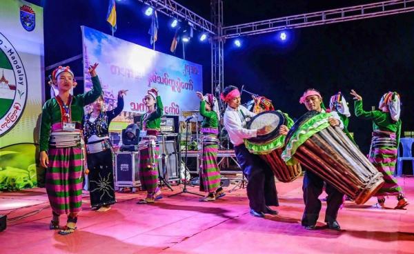 ဓါတ်ပုံ - ရွှေဖီမြေ