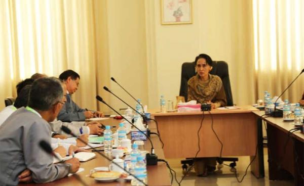 Myanmar Peace Center (MPC) delegation meet with Aung San Suu Kyi and a NLD delegation in Nay Pyi Taw on 23 December 2015. Photo: NLD Chairperson