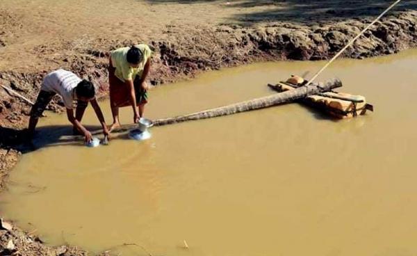 လက်ရှိမှာ မသန့်ရှင်းသည့်ရေကို သောက်သုံးနေရသည့်အတွက် စစ်ဘေးရှောင်များမှာ ဝမ်းပျက်၊ ဝမ်းလျှော ရောဂါများ ဖြစ်ပွားနေသည်။ (ဓာတ်ပုံ - Facebook)