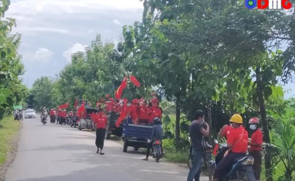 ပုံစာ- အမျိုးသားဒီမိုကရေစီအဖွဲ့ချုပ်ပါတီ(NLD) ၏ မဲဆွယ်စည်းရုံးရေးတွင် ဝန်းရံပေးကြသူများအား တွေ့ရစဉ်။