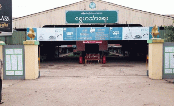 အောက်တိုဘာလ (၁) ရက် နံနက်ပိုင်းက မုဒုံမြို့ ရွှေဟင်္သာဈေး ဖွင့်လှစ်ထားသည်ကို တွေ့ရစဉ် (Photo - မုဒုံအမွှာညီနောင်)