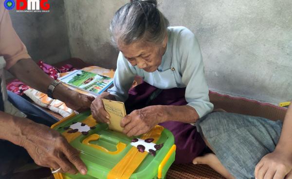 သံတွဲမြို့နယ်အတွင်းက သက်ကြီးရွယ်အိုများ ကြိုတင်မဲပေးနေကြစဉ်။