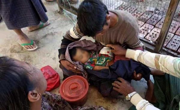 (ဓာတ်ပုံ - လင်းလင်း) — အသက်(၁၀)လသားအရွယ်ကလေးငယ်မှာ တပ်မတော်ဘက်ကပစ်ခတ်လိုက်သည့် ကျည်ဆန်ကြောင့် သေဆုံးသွားသည်ဟု မိသားစုဝင်များက ပြောဆိုသော်လည်း တပ်မတော်ဘက်က ငြင်းဆိုသည်။