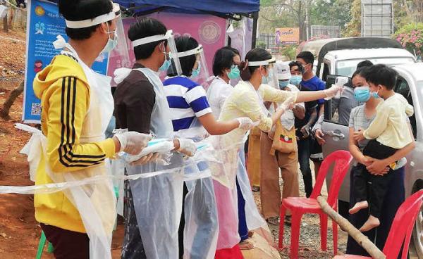 Photo Credit to – U Tin Maung Thein-သီပေါမြို့အဝင်အထွက် ခရီးသွားပြည်သူများအား အပူချိန်တိုင်း စစ်ဆေးပေးနေစဉ်