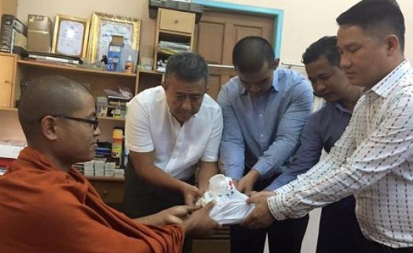 ငွေ သိန်း ၁၀၀ ဆပ်ကပ် လှူဒါန်းနေစဉ်/ ဓာတ်ပုံ- အသျှင်ကုမာရ