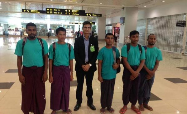 ဇွန်လ ရ ရက်နေ့က ပြန်ပို့သည့် ဘင်္ဂလာဒေ့ရှ် ၅ ဦးကို ရန်ကုန်လေဆိပ်တွင်တွေ့ရစဉ်/ ဓာတ်ပုံ- ဘင်္ဂလာဒေ့ရှ် သံရုံး