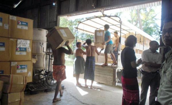 UNICEF ၏ထောက်ပံ့ပစ္စည်းများကို ကျောက်တော်သို့ပို့ဆောင်ရန် ကားပေါ်သို့တင်ဆောင် နေကြစဉ် ( ဓာတ်ပုံ – နိရဥ္စရာ)