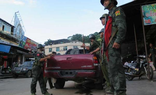 ကချင်ပြည်နယ် လိုင်ဇာမြို့တွင် လုံခြံုရေးယူထားသည့် ကချင်လွတ်မြောက်ရေးတပ်မတော် (KIA) အား သြဂုတ်လ ၃ ရက် ၂၀၁၄ ခုနှစ်က တွေ့ရစဉ်။ ဓာတ်ပုံ - မင်းမင်း