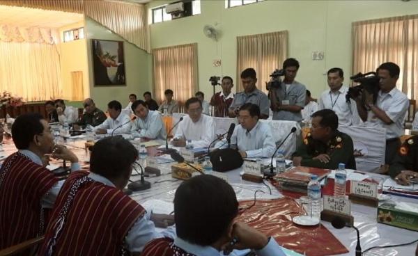 ငြိမ်းချမ်းရေးမရသေးခင် ကယား(ကရင်နီ)ပြည်နယ်အတွင်း အကြီးစား စီမံကိန်းလုပ်ငန်းတွေ မလုပ်သေးဖို့ ပြီးခဲ့တဲ့ ၂၀၁၂ ခုနှစ် ငြိမ်းချမ်းရေးစကားဝိုင်းတွေမှာ ဆွေးနွေးခဲ့ကြတဲ့ KNPP နဲ့ ယခင်အစိုးရတို့ မြင်တွေ့ခဲ့ရစဉ်။ 