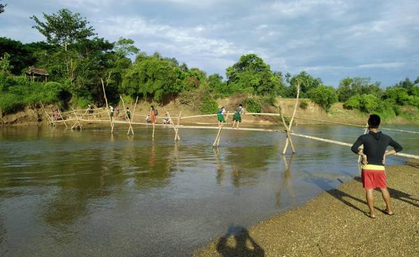 ဝင်းရော်မြစ်ကူးဝါးတံတားတစ်နေရာ (photo/Facebook)