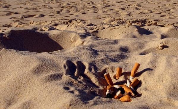 ထိုင်းနိုင်ငံအပမ်းဖြေကမ်းခြေတစ်နေရာ၌ စီးကရက်အကြွင်းအကျန်တွေ့ရပုံ(photo:The Guardian)