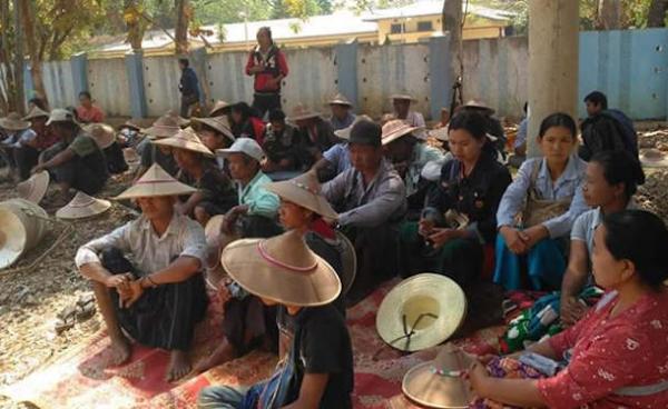 တောင်သူများကို လွိုင်ကော်မြို့နယ်တရားရုံးရှေ့ မတ်လ ၂၀၂၀ က မြင်တွေ့ရစဉ်။