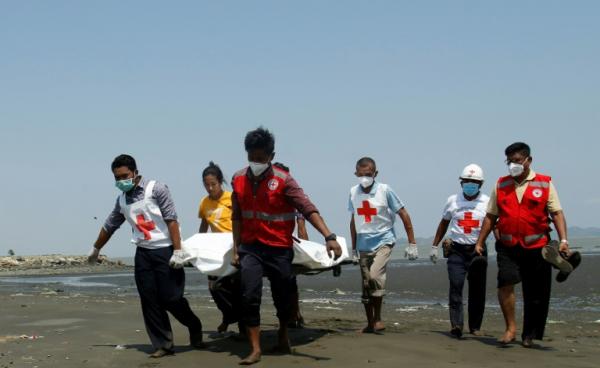 ပုံစာ - ဧပြီလ ၂၁ ရက်နေ့က သေဆုံးသွားသော WHO ယာဉ်မောင်းအား မြန်မာနိုင်ငံ ကြက်ခြေနီအဖွဲ့က သယ်ဆောင်လာသည်ကို တွေ့ရစဉ်။ (ဓာတ်ပုံ - AFP)