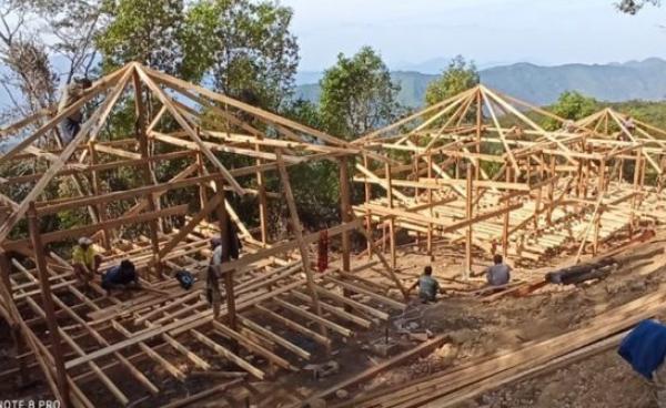 ပုံစာ -နိုင်ငံတော် ဒုသမ္မတ ဦးဟင်နရီဗန်ထီးယူ၏ ဇာတိရွာ ချင်းပြည်နယ် ထန်တလန်မြို့နယ် သီးကီရ် (Tikir) ကျေးရွာတွင် စစ်ဘေးရှောင်ပြည်သူများ နေထိုင်ရန် ဒေါ်ခင်ကြည်ဖောင်ဒေးရှင်းမှ နေအိမ်အလုံး (၅၀) တည်ဆောက်လျှက်ရှိသည်ဟု သိရသည်။