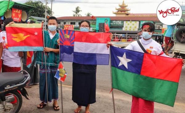 အောက်တိုဘာ (၁၈)ရက်နေ့ မွန် ၊ ကရင် ၊ ပအိုဝ်း ဝန်းရံသူတွေ အင်အားပြ လှည့်လည်စဉ်