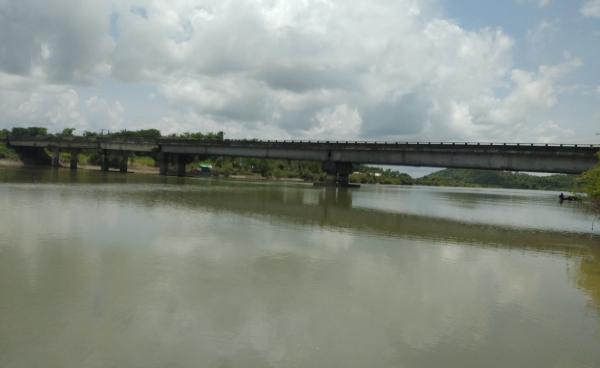 စမ္မတီးချောင်း လက်ဝဲစာတိုက်တံတားအား တွေ့ရစဉ်။Photo- CJ