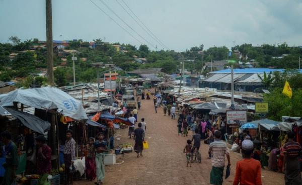 ဘင်္ဂလား‌ဒေ့ရှ်နိုင်ငံရှိ မွတ်ဆလင်ဒုက္ခသည်စခန်းတစ်ခုကိုတွေ့ရစဉ်။ ဓာတ်ပုံ- AFP
