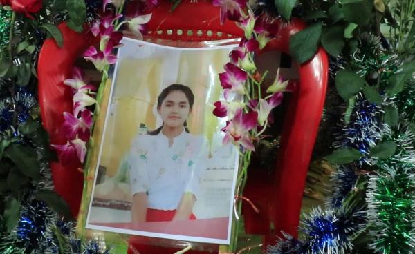 အသတ်ခံရသည့် မနွယ်သန္တာဝင်း၏ ဓာတ်ပုံကို ၎င်း၏ဈာပနအခမ်းအနားတွင် တွေ့ရစဉ်