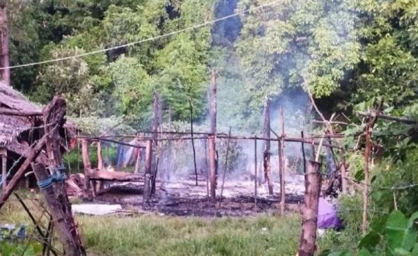 မောင်တောမြို့နယ်၊ ဖားဝပ်ချောင်းကျေးရွာမှ မီးရှို့ခံခဲ့ရသည့်နေအိမ်တစ်ဆောင်ကို တွေ့ရစဉ်။