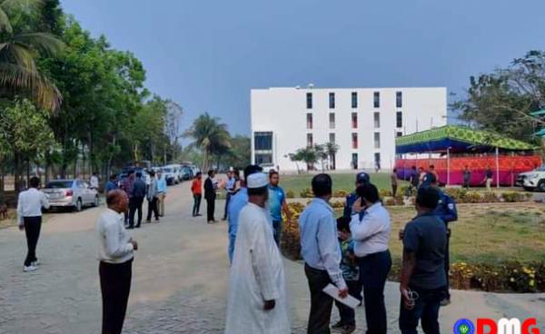 ဘင်္ဂလားဒေ့ရှ် တက္ကနာဖ်မြို့နယ်၊ ကေရာတူလီရှိ သယ်ယူပို့ဆောင်ရေးရုံးတွင် စစ်ဆေးခံနေသည့် မွတ်ဆလင် ဒုက္ခသည်များအား တွေ့ရစဉ်။ ဓာတ်ပုံ - CJ