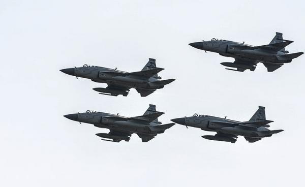 Pakistan-China jointly developed JF-17 fighter jets perform during Pakistan Day celebrations in Islamabad, Pakistan, 23 March 2016. Photo: EPA