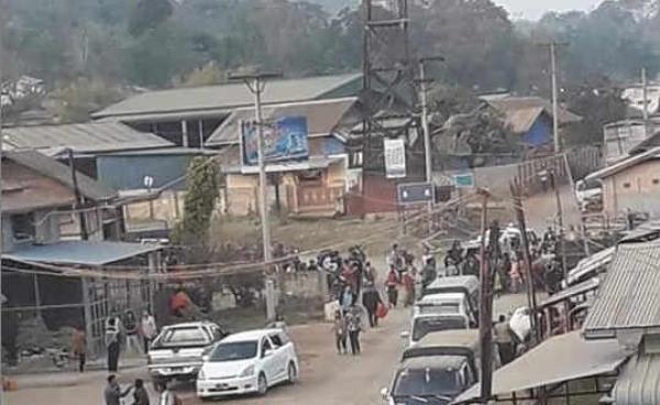 Photo by Mansam Youth /မန်စံရွာအနီးတွင်ဖြစ်ပွါးသောတိုက်ပွဲအား ကုန်းဖလားတောင်ကုန်းမှတွေ့ရစဉ်