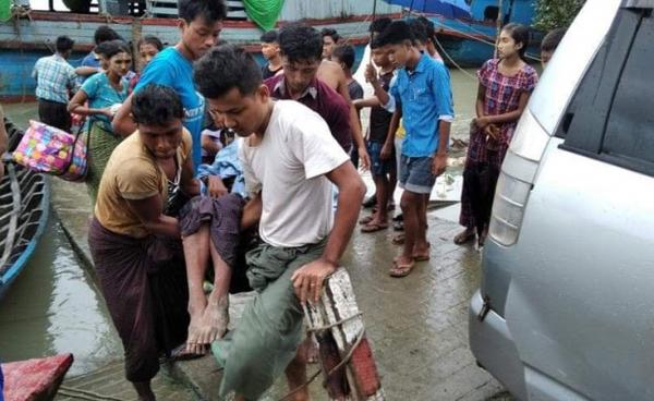 ဒဏ်ရာရရှိသွားသည့် ဦးသင်္ကြန်လုံးအား စစ်တွေဆေးရုံကြီးသို့ ပို့ဆောင်ရန် သယ်ဆောင်လာသည်ကို တွေ့ရစဉ်။ (ဓာတ်ပုံ - facebook)