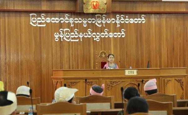 မွန်ပြည်နယ်လွှတ်တော်ဥက္ကဌ ဒေါ်တင်အိ(MNA)