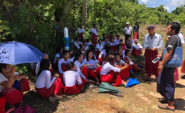 ဓနိကြာစံပြရွာတည်ဆောက်မည့်ကုမ္ပဏီကို ကန့်ကွက်ရန် ရောက်ရှိလာသည့်ရွာသားများ (Aung Naing Win)