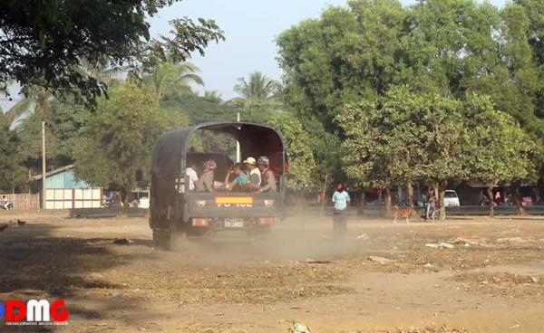 ၂၀၂၀ ခုနှစ် ဇန်နဝါရီလက စစ်တွေမြို့၊ သဲချောင်းကျေးရွာတွင် ရဲတပ်ဖွဲ့ဝင်များကိုတွေ့ရစဉ်။
