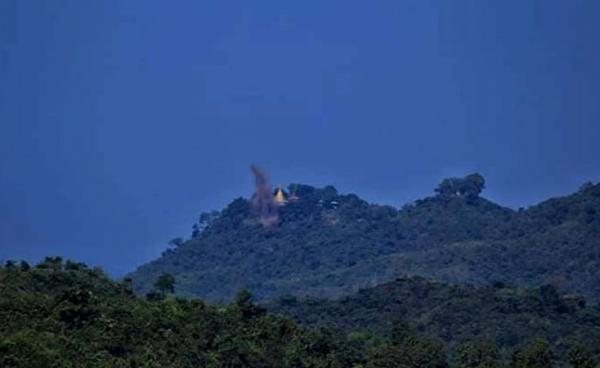 မြောက်ဦးမြို့ ရှေးဟောင်းစေတီအနီး ဒီဇင်ဘာ ၁၃ ရက်နေ့က လက်နက်ကြီးကျည် ကျရောက်ပေါက်ကွဲခဲ့သည်ကို တွေ့ရစဉ်။ (ဓာတ်ပုံ - Facebook)