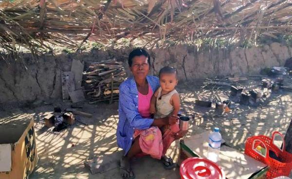 ရွာအနီးတိုက်ပွဲများကြောင့် ရသေ့တောင်မြို့ပေါ်သို့ ရောက်ရှိခိုလှုံနေကြသော စစ်ဘေးရှောင်သားအမိ။ (ဓာတ်ပုံ - မေယုထွန်း)