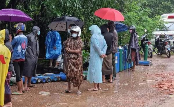 မော်လမြိုင်တွင် အောက်စီဂျင်ခွဲတမ်း တန်းစီနေပုံ (Photo Zin Moe)