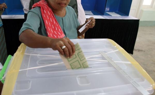  ၂၀၁၀ အထွေထွေရွေးကောက်ပွဲတွင် ရန်ကုန်မြို့အတွင်း မဲရုံတစ်ရုံ၌ မဲပေးနေသည့် အမျိုးသမီးတစ်ဦးကို တွေ့ရစဉ်။ (ဓာတ်ပုံ - အီးပီအေ)